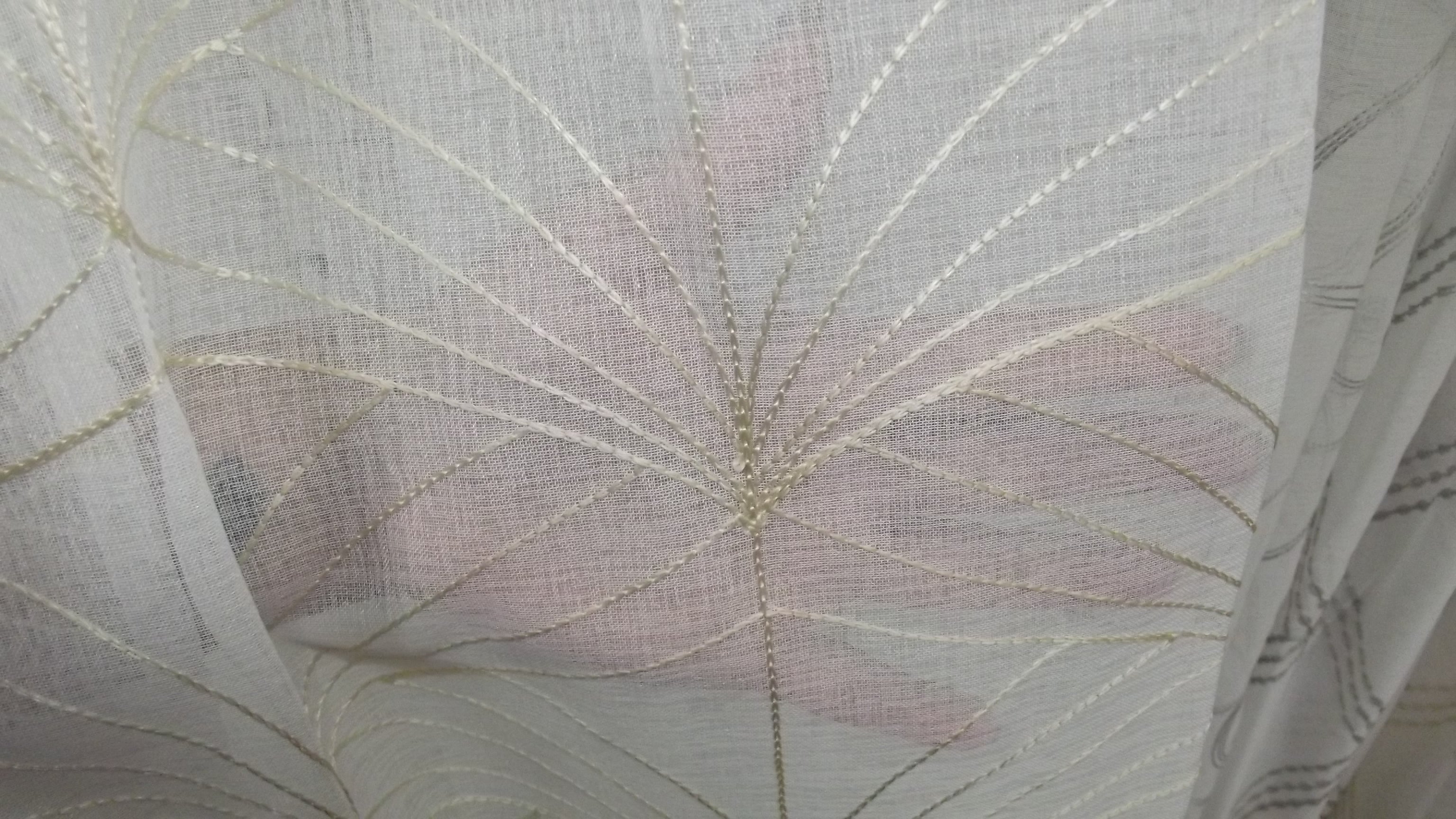 Visillo Alma Beige – Elegancia Bordada y Transparencia Natural