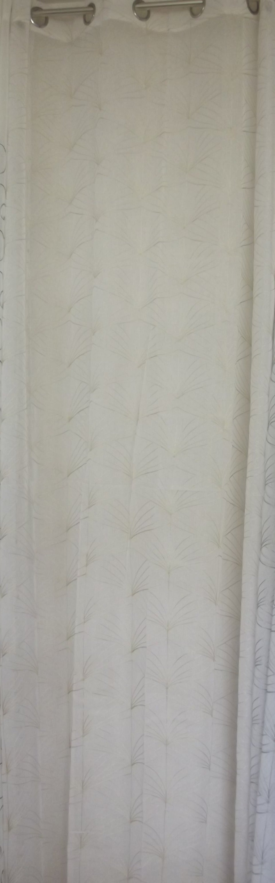 Visillo Alma Beige – Elegancia Bordada y Transparencia Natural