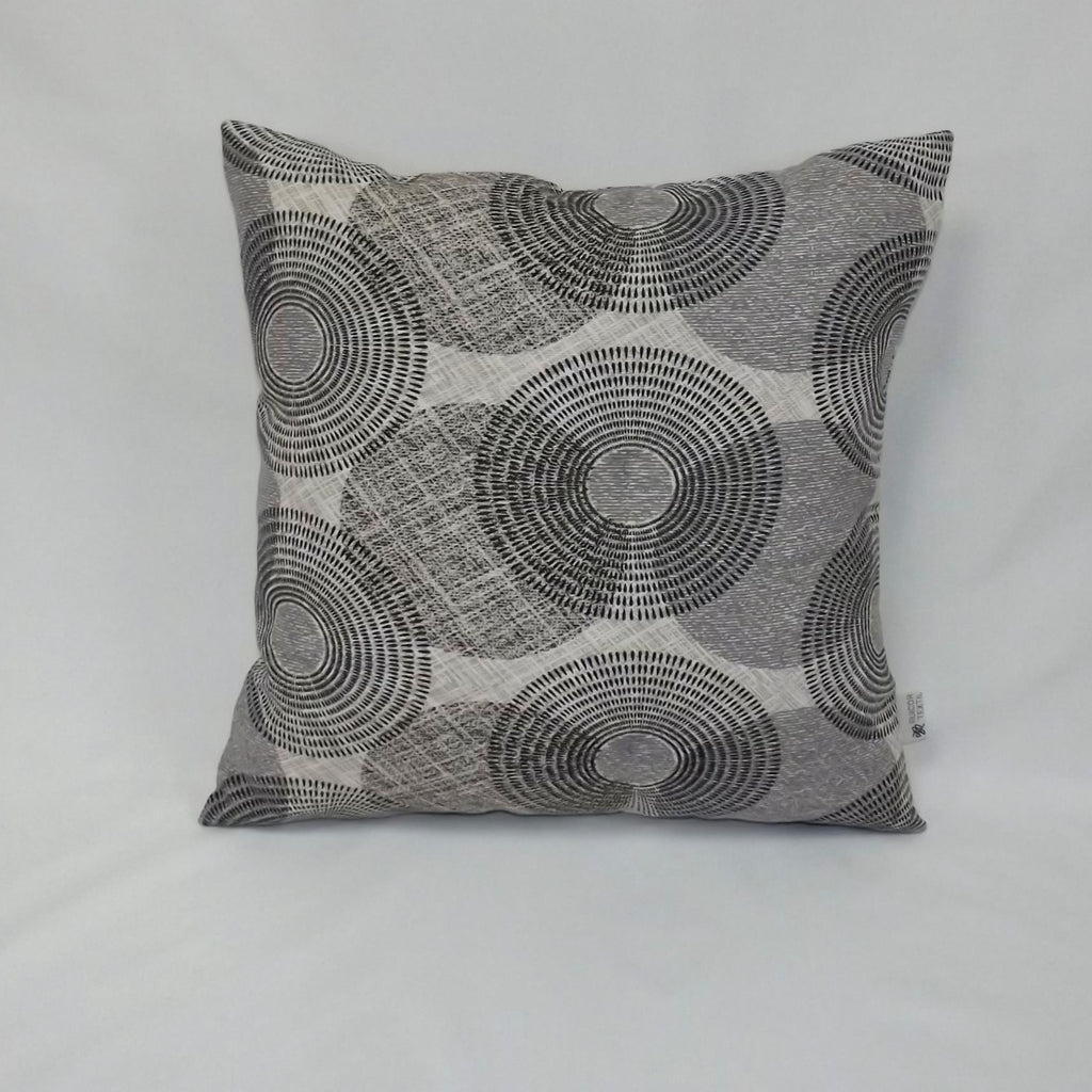 Cojín Decorativo Twister Gris – Elegancia Geométrica y Confort Local