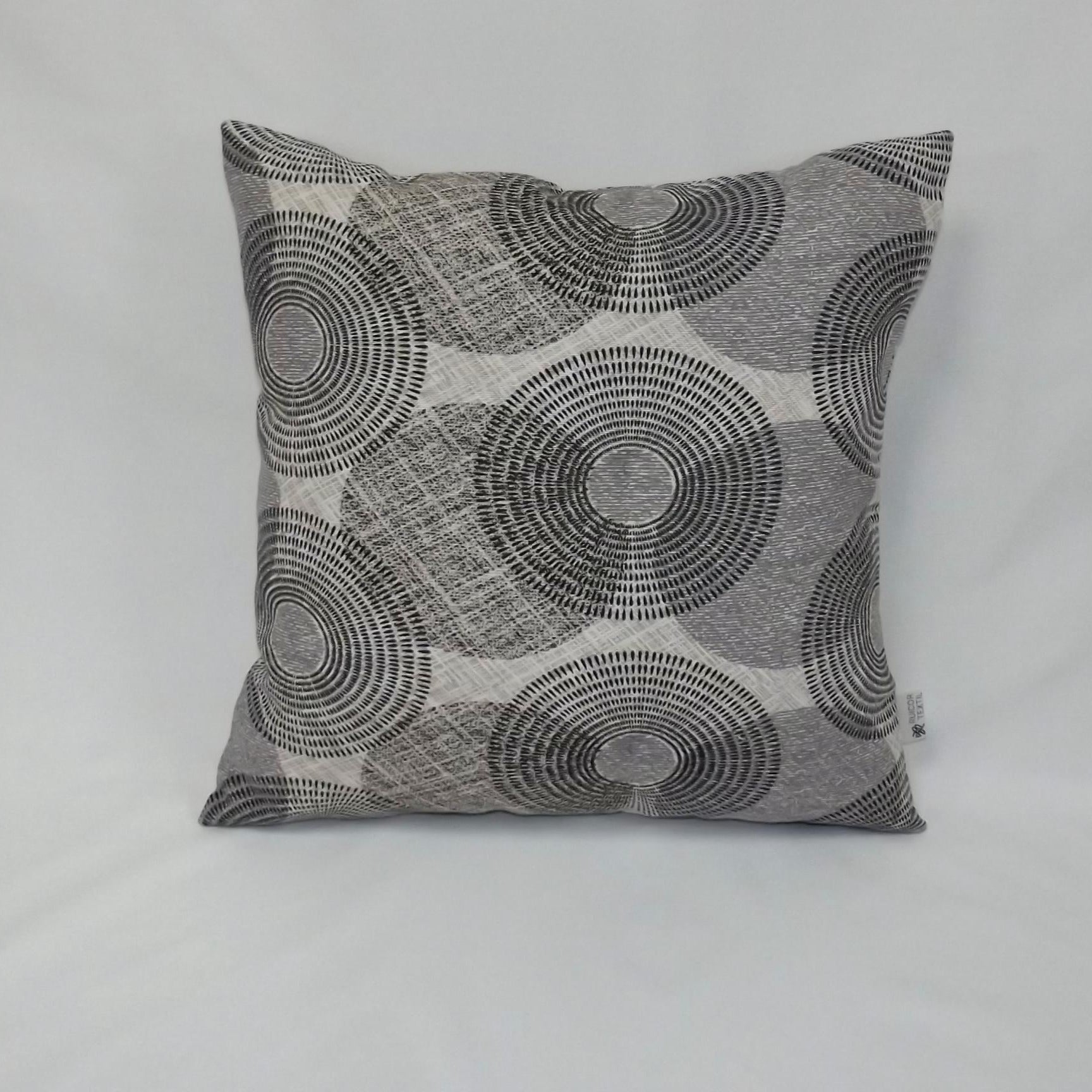 Cojín Decorativo Twister Gris – Elegancia Geométrica y Confort Local