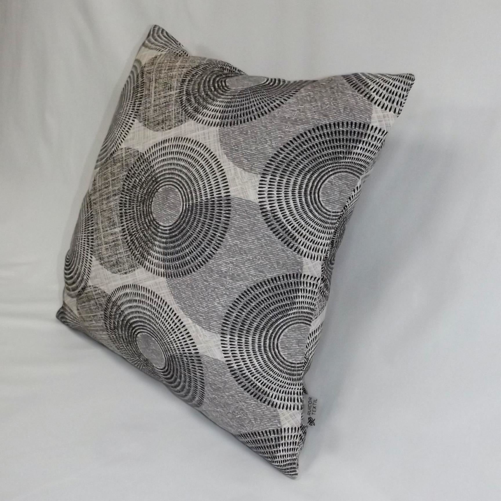 Cojín Decorativo Twister Gris – Elegancia Geométrica y Confort Local