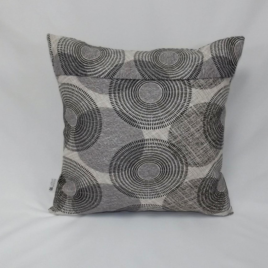 Cojín Decorativo Twister Gris – Elegancia Geométrica y Confort Local