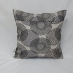 Cojín Decorativo Twister Gris – Elegancia Geométrica y Confort Local