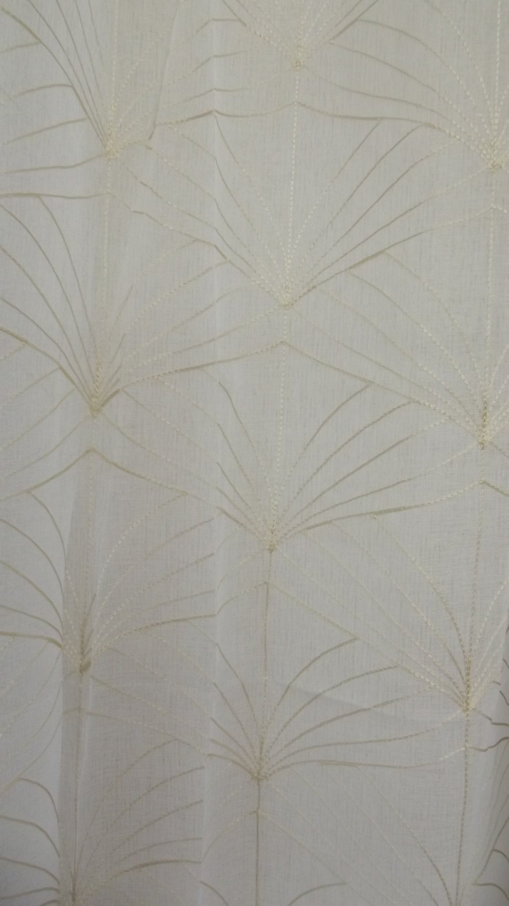 Visillo Alma Beige – Elegancia Bordada y Transparencia Natural