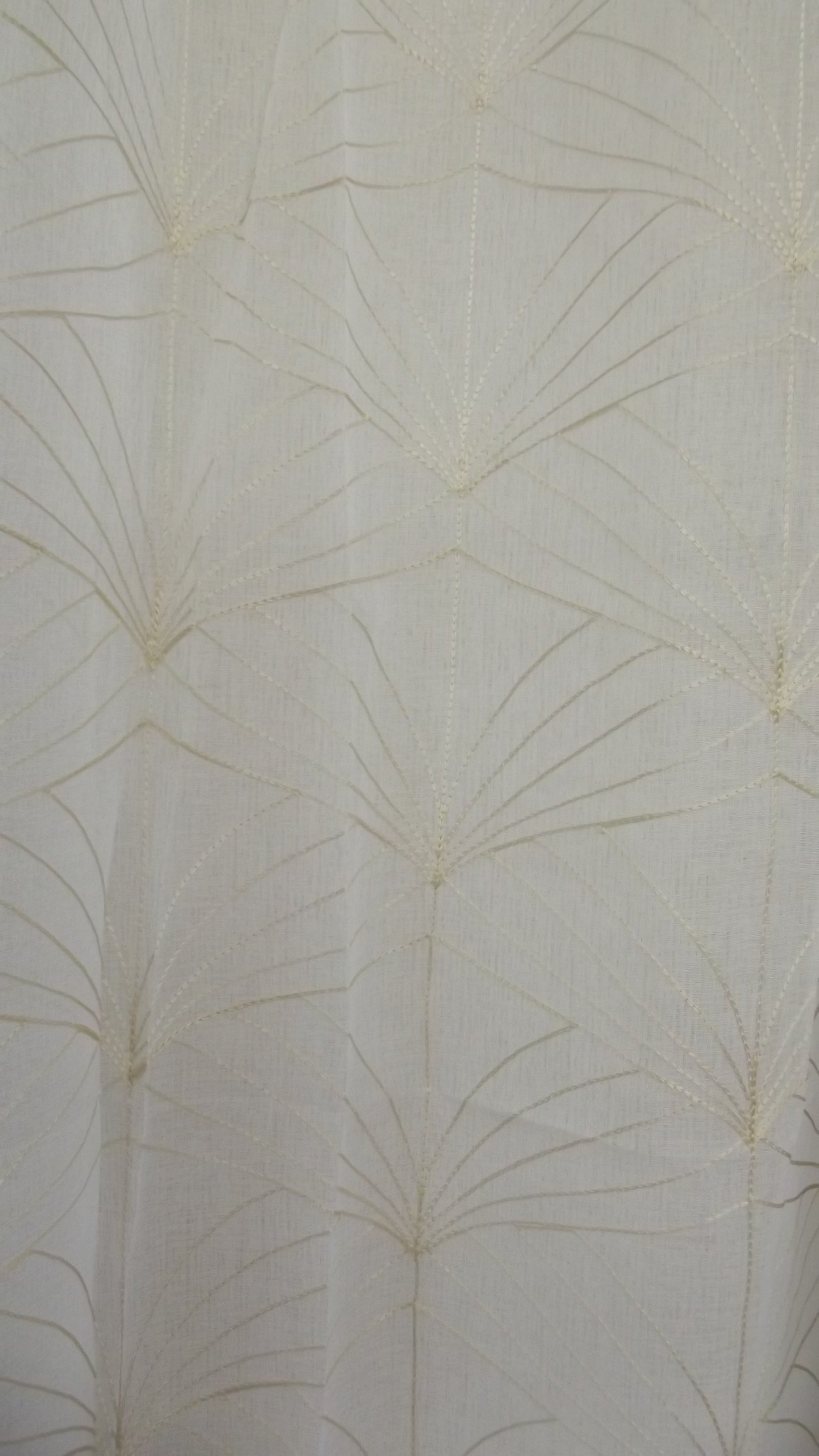 Visillo Alma Beige – Elegancia Bordada y Transparencia Natural