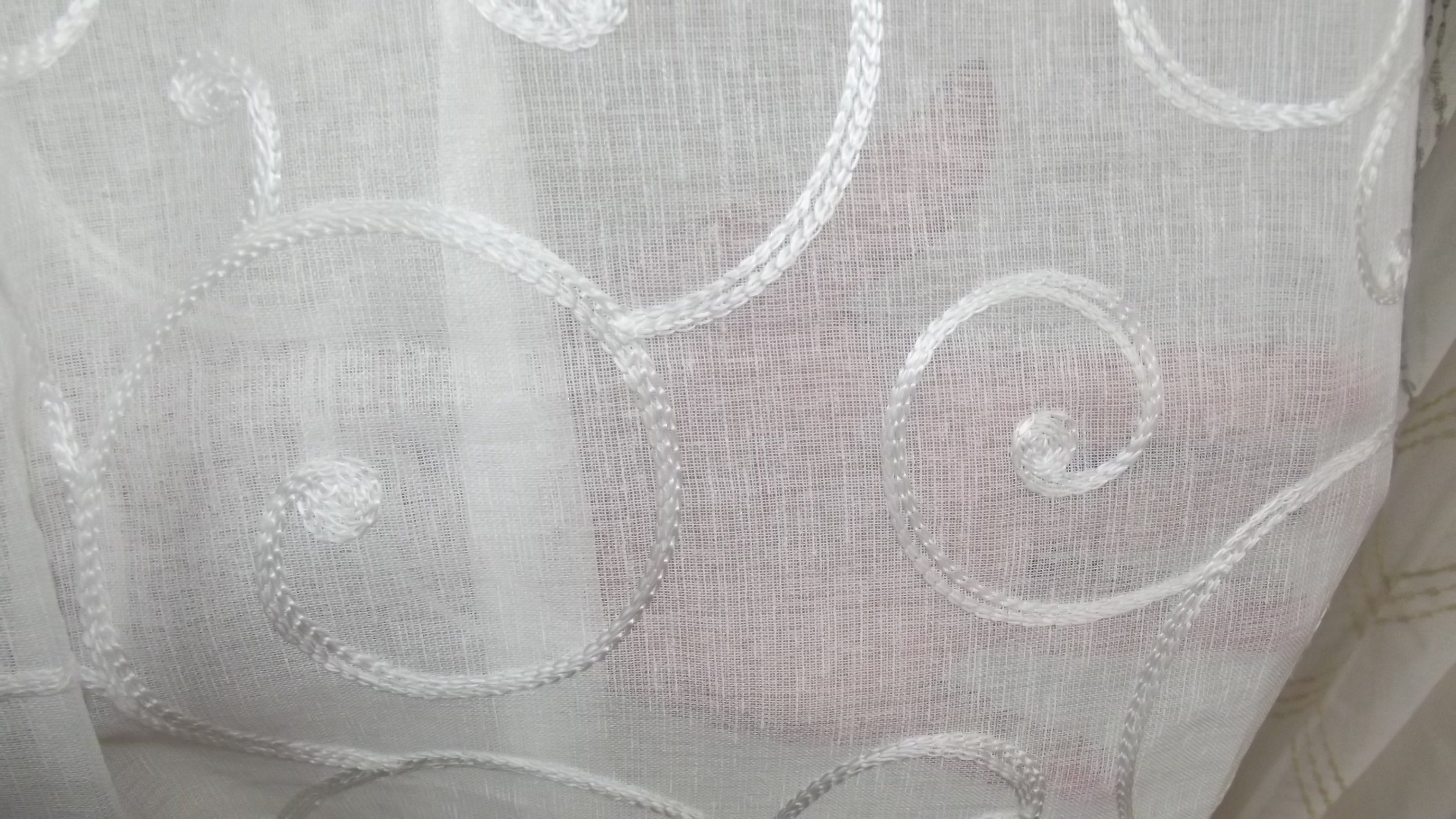 Visillo Stiloso Blanco – Elegancia Ornamental y Textura Distinguida (140 x 260 cm)
