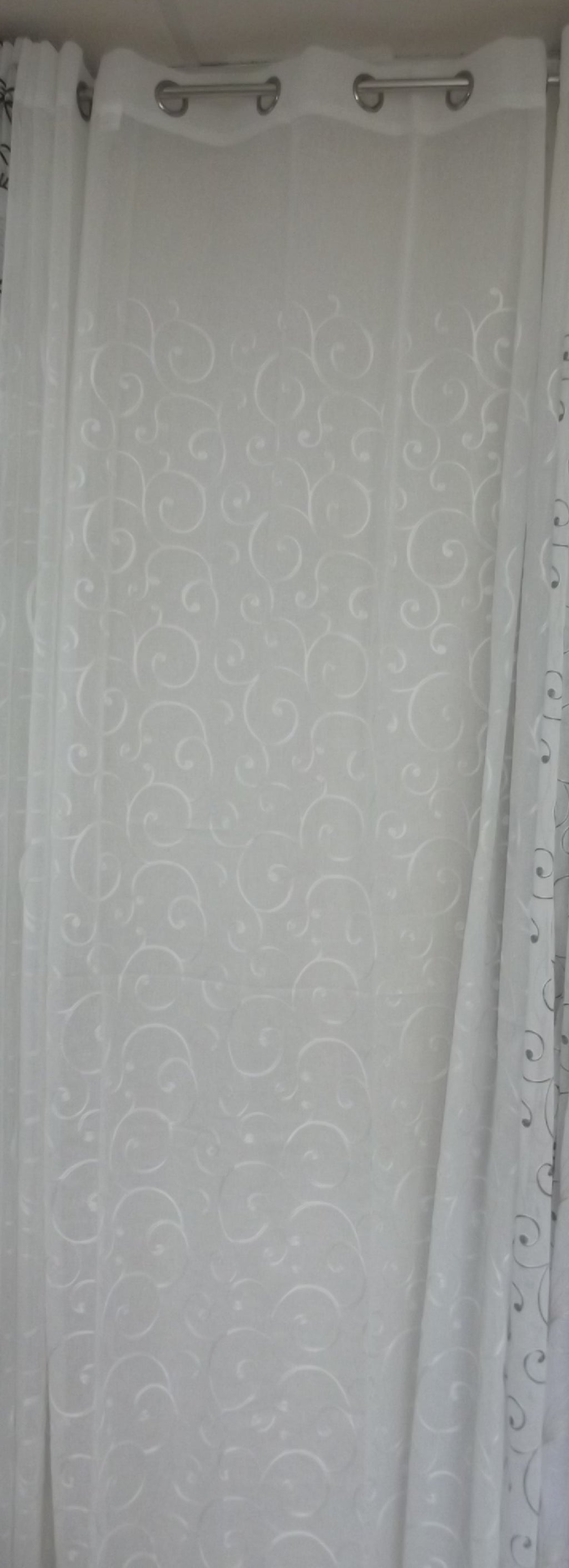 Visillo Stiloso Blanco – Elegancia Ornamental y Textura Distinguida (140 x 260 cm)