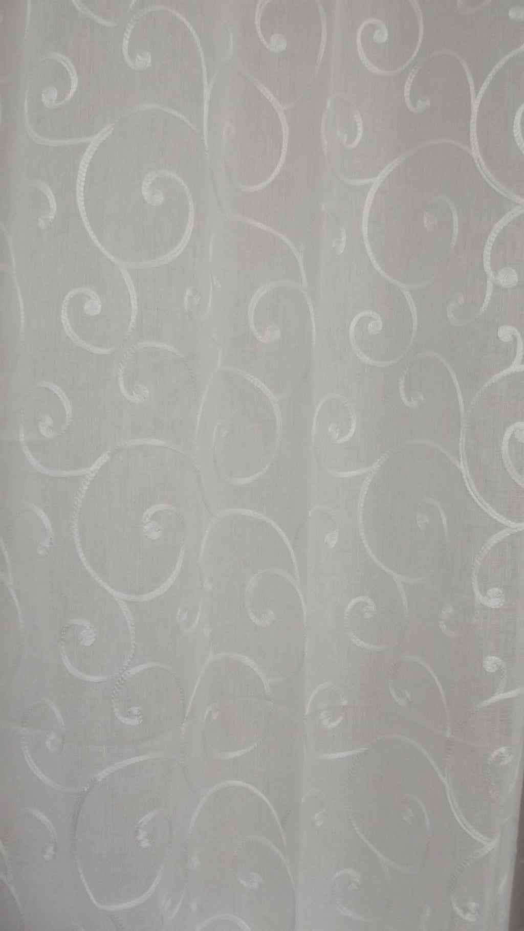 Visillo Stiloso Blanco – Elegancia Ornamental y Textura Distinguida (140 x 260 cm)