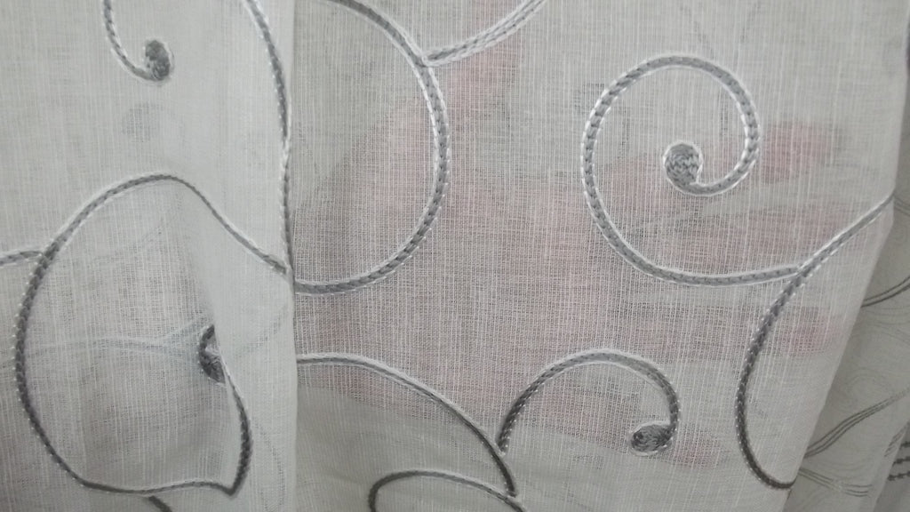 Visillo Stiloso Gris – Contraste Ornamental y Modernidad Sofisticada (140 x 260 cm)