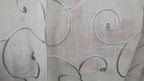 Visillo Stiloso Gris – Contraste Ornamental y Modernidad Sofisticada (140 x 260 cm)