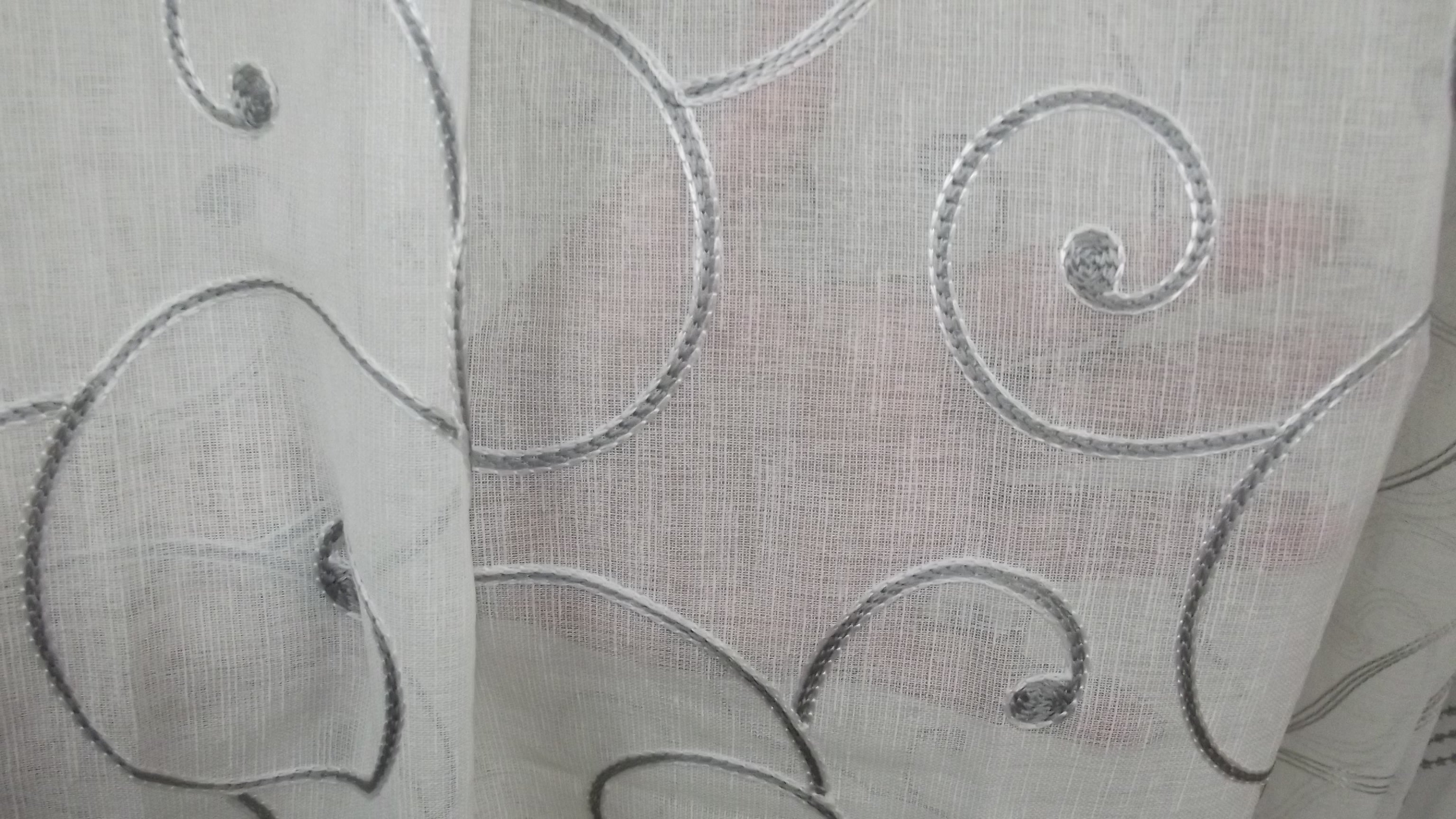 Visillo Stiloso Gris – Contraste Ornamental y Modernidad Sofisticada (140 x 260 cm)