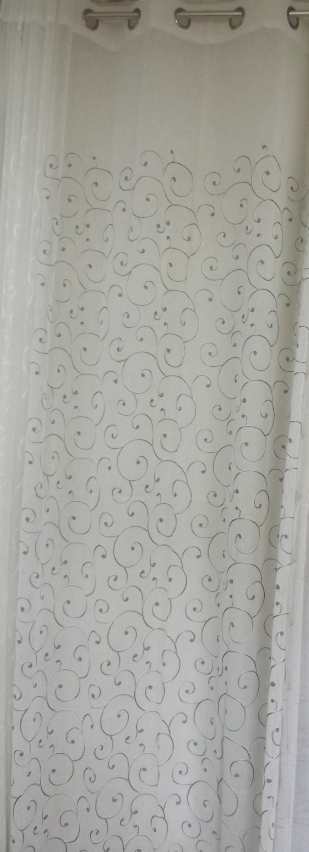 Visillo Stiloso Gris – Contraste Ornamental y Modernidad Sofisticada (140 x 260 cm)