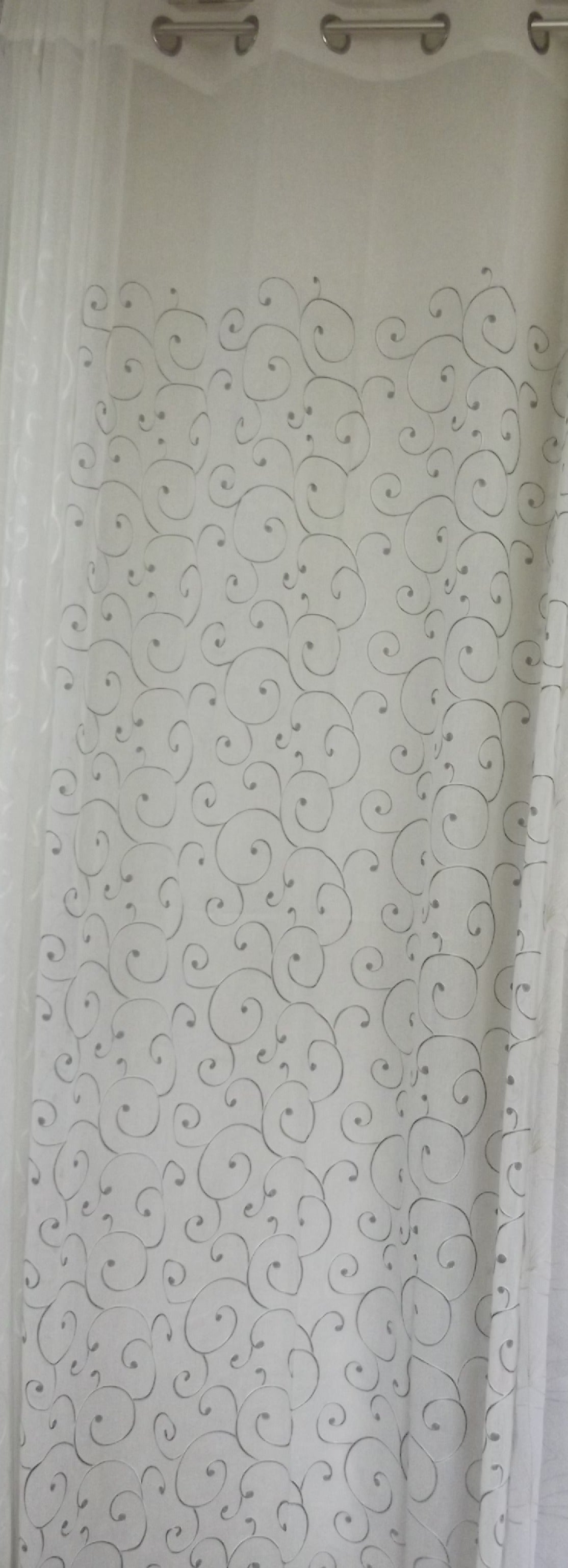 Visillo Stiloso Gris – Contraste Ornamental y Modernidad Sofisticada (140 x 260 cm)