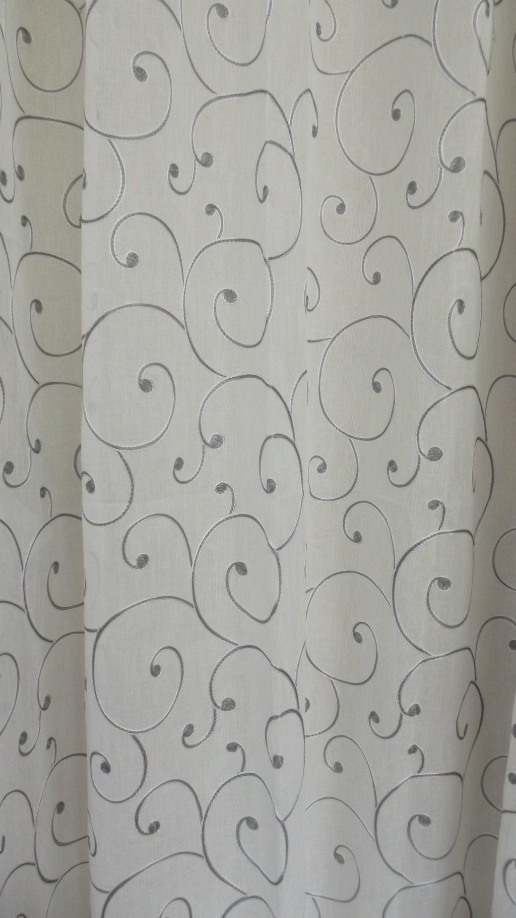 Visillo Stiloso Gris – Contraste Ornamental y Modernidad Sofisticada (140 x 260 cm)