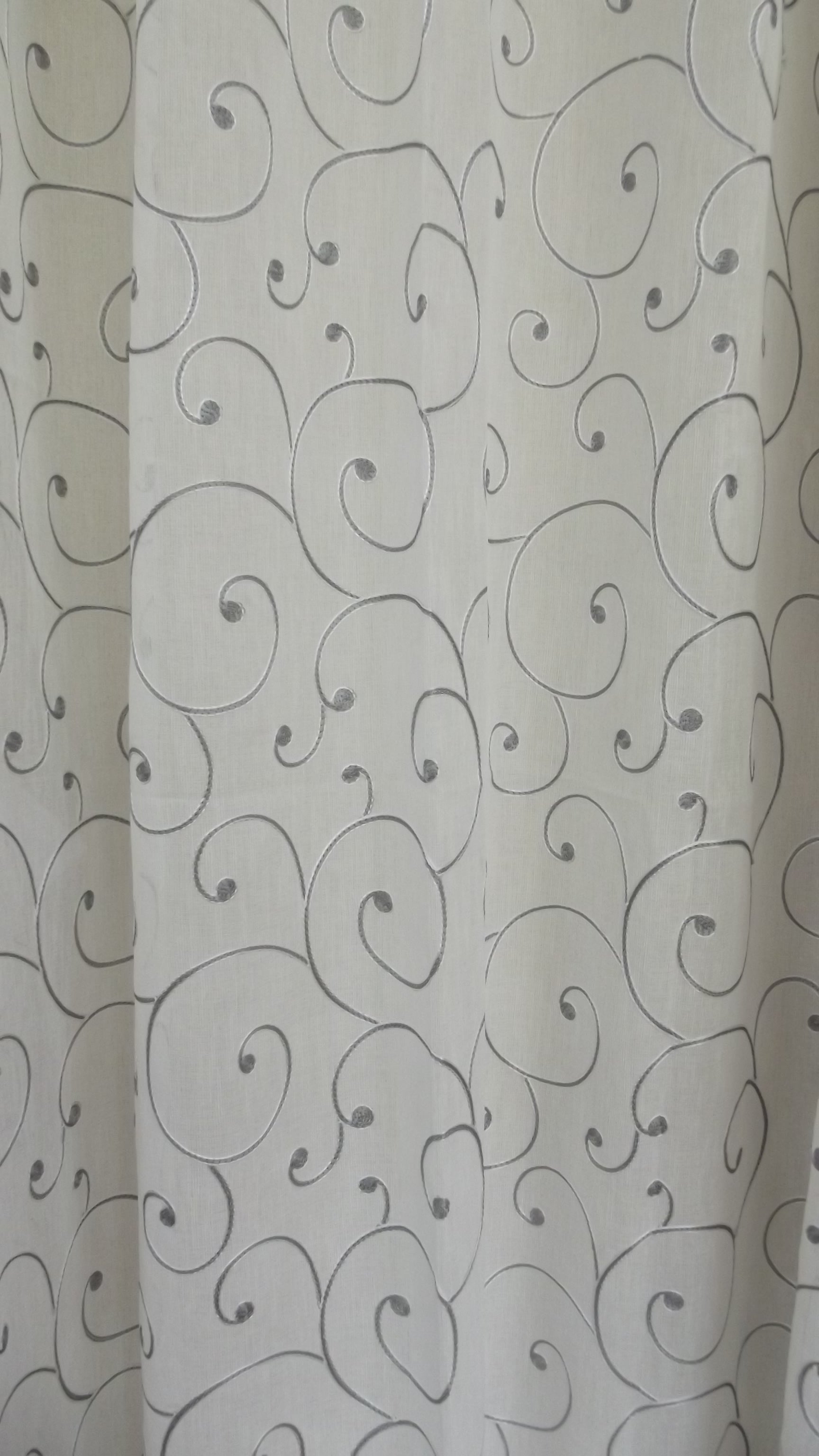 Visillo Stiloso Gris – Contraste Ornamental y Modernidad Sofisticada (140 x 260 cm)