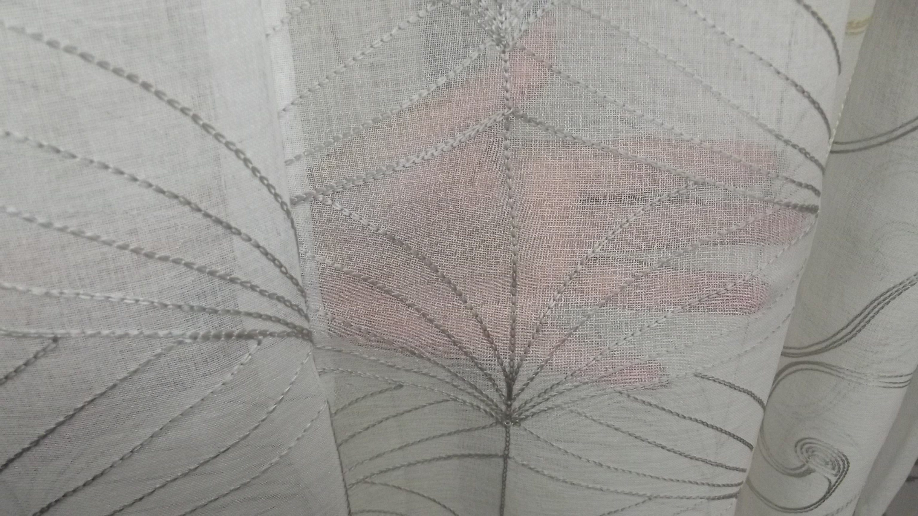 Visillo Alma Gris – Elegancia Bordada y Diseño Atemporal