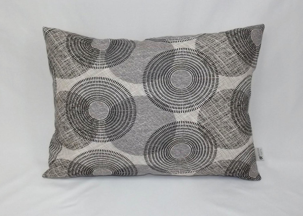 Cojín Decorativo Twister Gris – Elegancia Geométrica y Confort Local