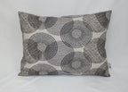 Cojín Decorativo Twister Gris – Elegancia Geométrica y Confort Local