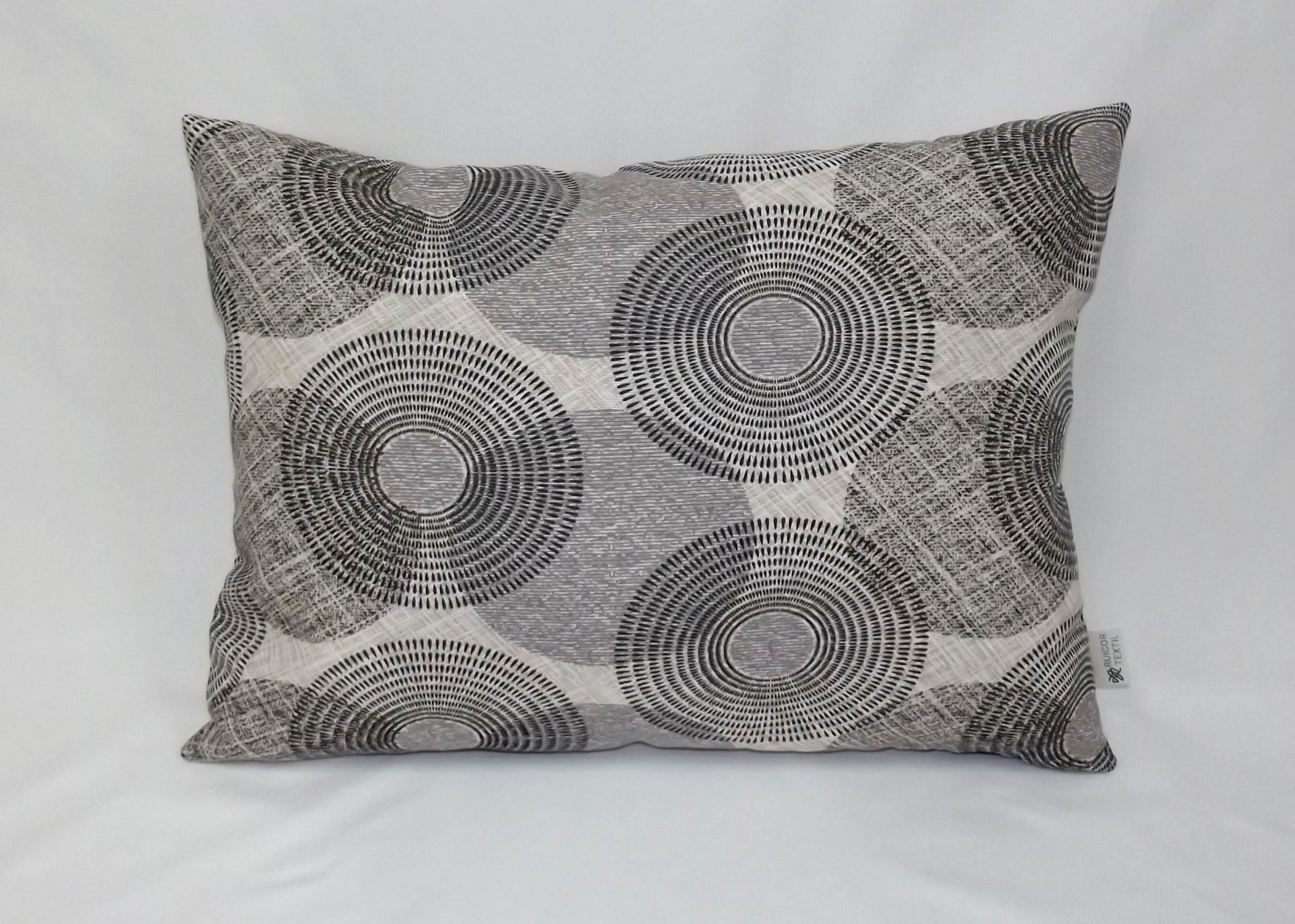 Cojín Decorativo Twister Gris – Elegancia Geométrica y Confort Local