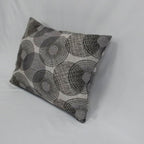 Cojín Decorativo Twister Gris – Elegancia Geométrica y Confort Local