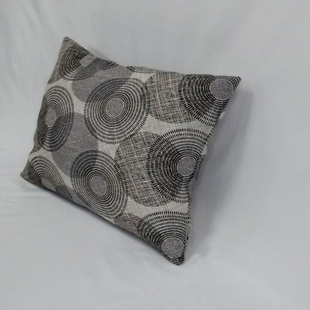 Cojín Decorativo Twister Gris – Elegancia Geométrica y Confort Local