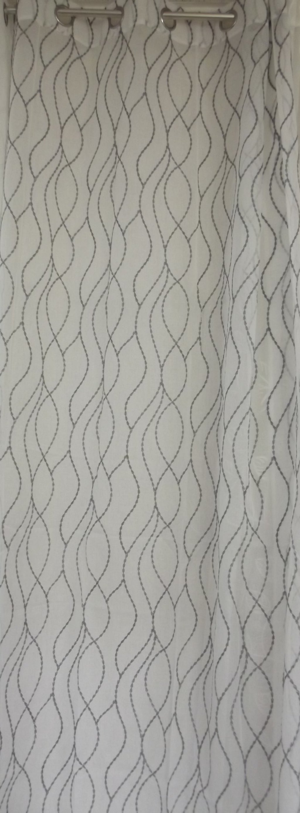 Visillo Carol – Elegancia Bordada y Diseño Moderno de Ondas