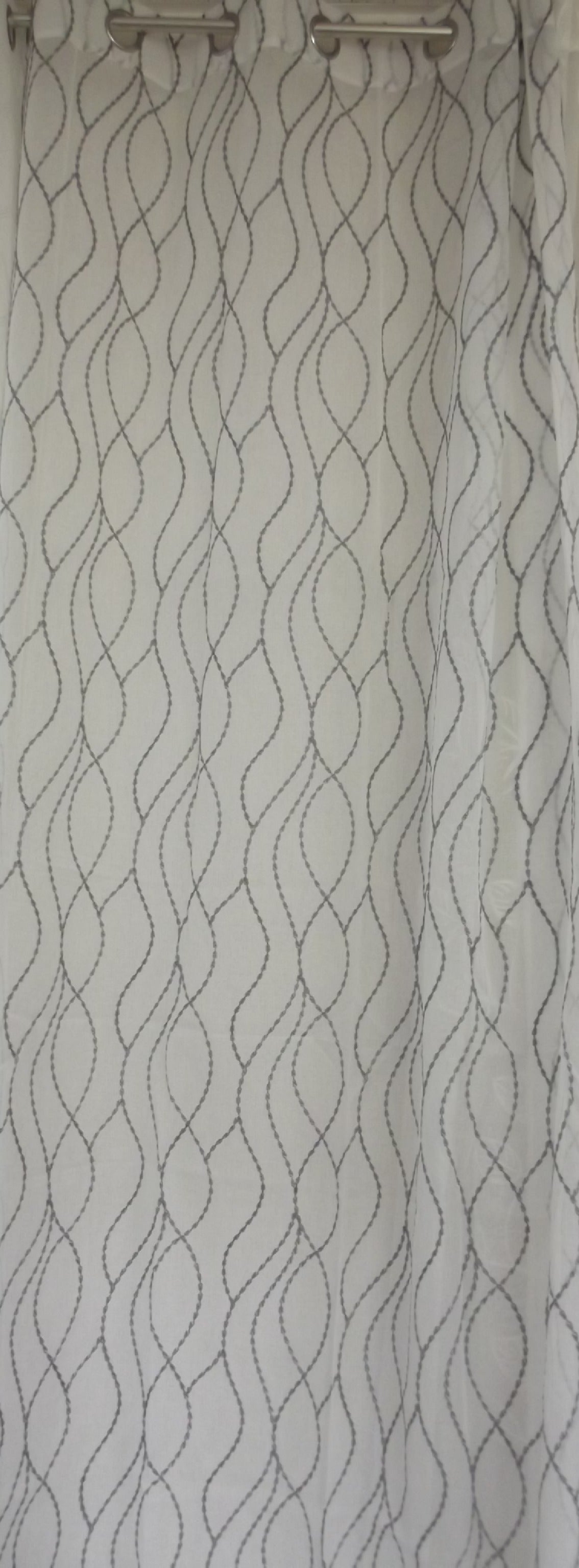 Visillo Carol – Elegancia Bordada y Diseño Moderno de Ondas