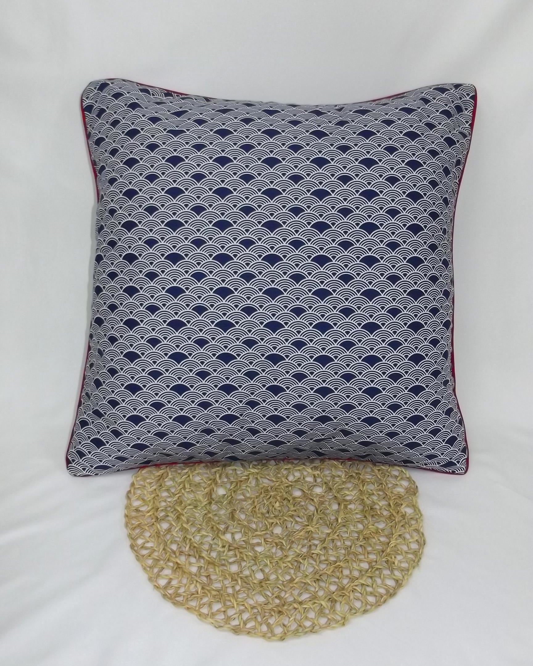 Cojín Nami Azul con Vivo Rojo 50x50 | 100% Algodón (Con Relleno)