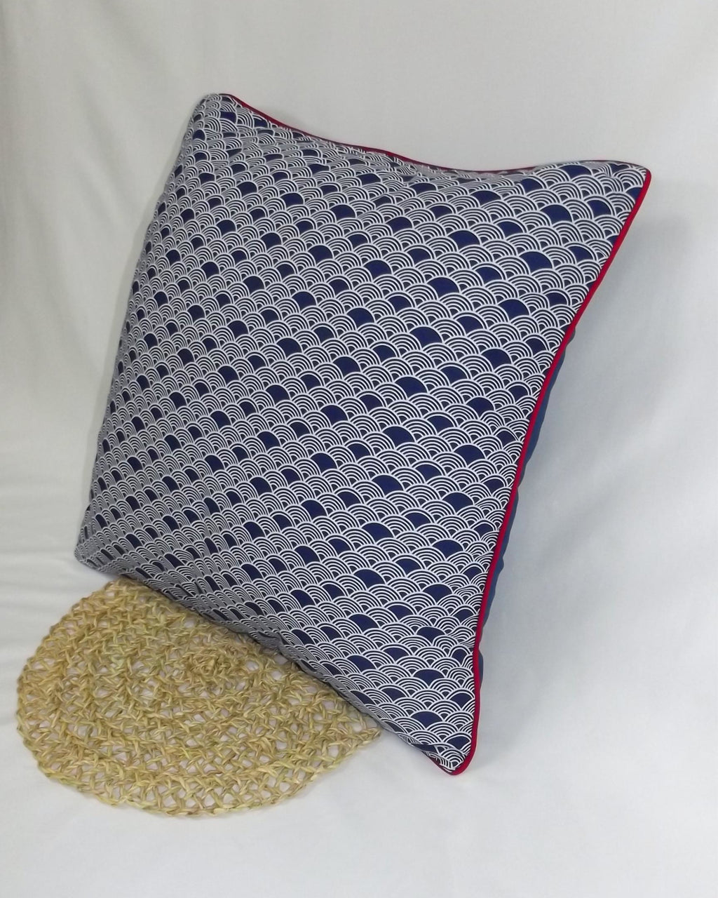 Cojín Nami Azul con Vivo Rojo 50x50 | 100% Algodón (Con Relleno)