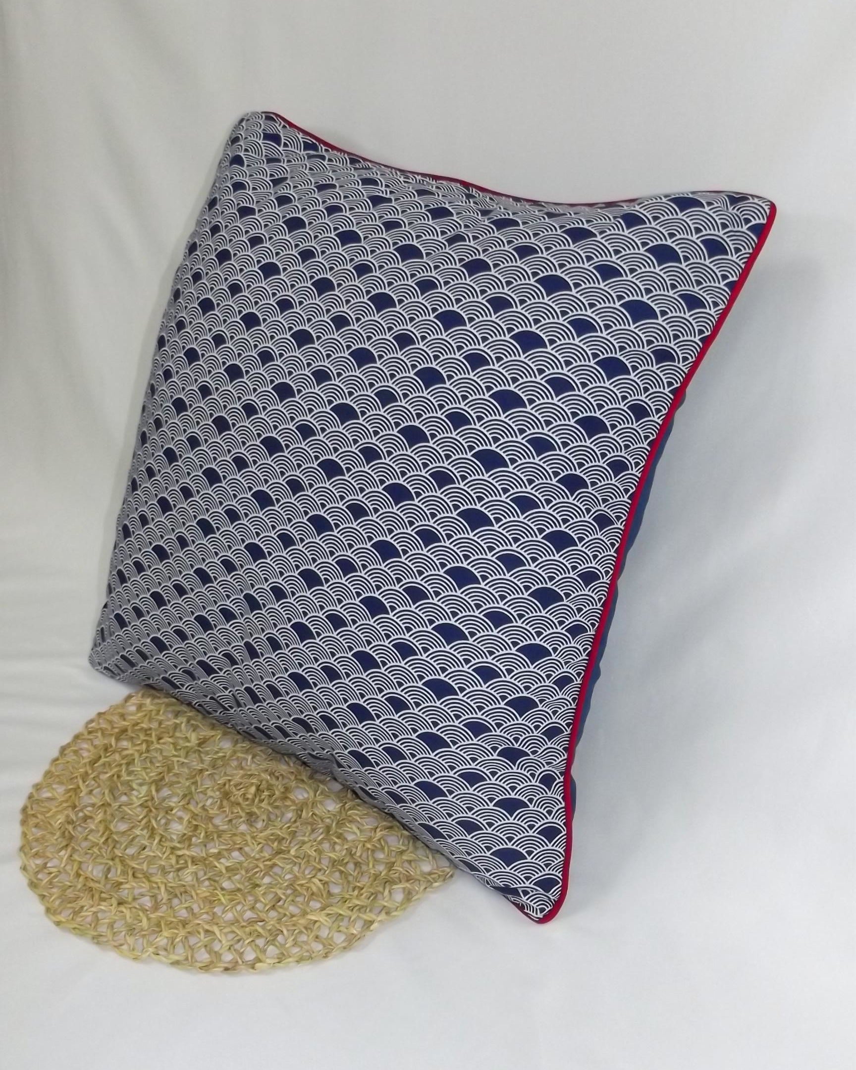 Cojín Nami Azul con Vivo Rojo 50x50 | 100% Algodón (Con Relleno)