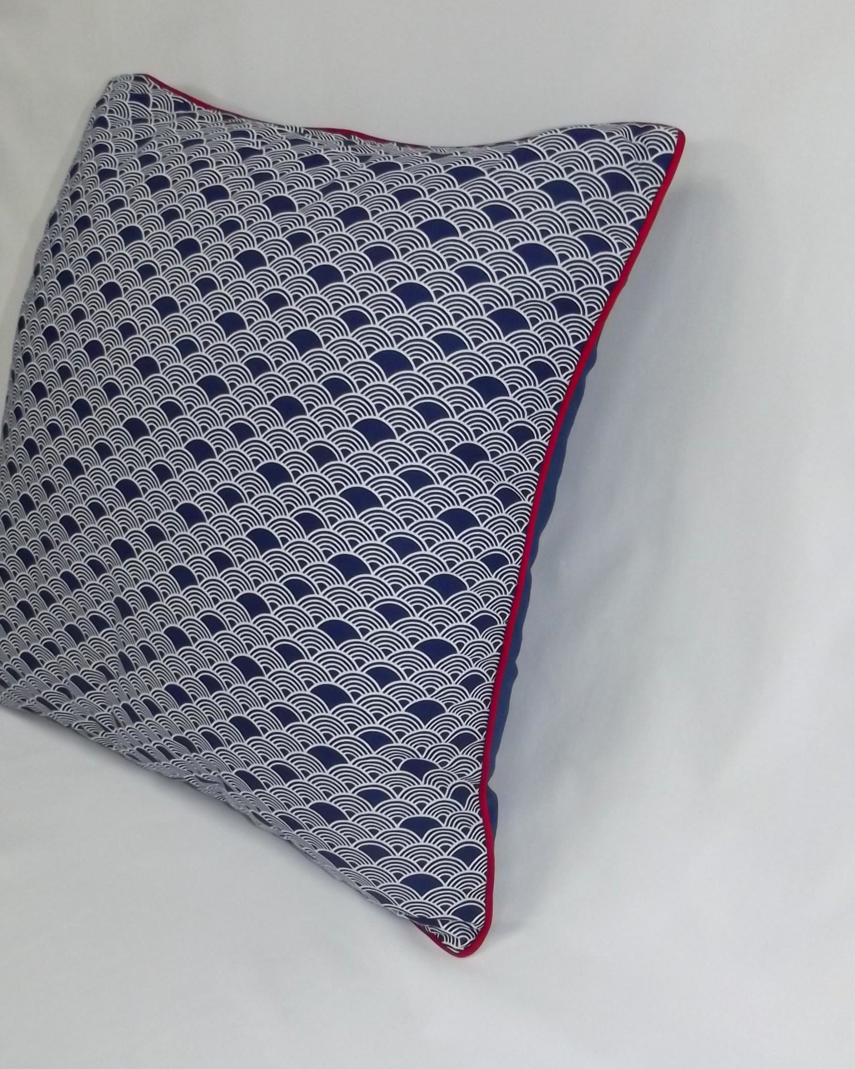 Cojín Nami Azul con Vivo Rojo 50x50 | 100% Algodón (Con Relleno)