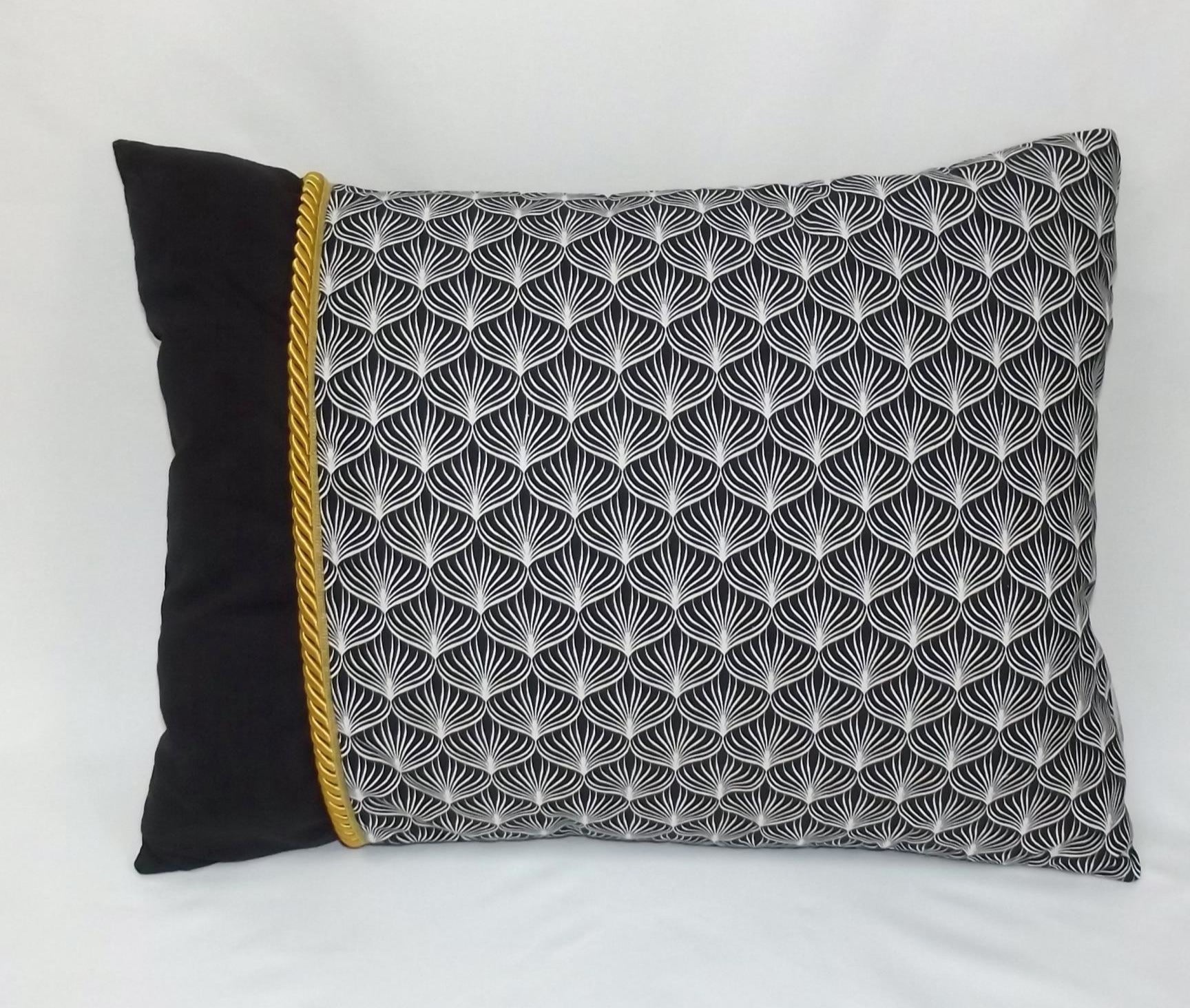 Cojín de Lujo Art Déco Raíz Negro y Oro (50x36 cm) – Con Relleno Incluido