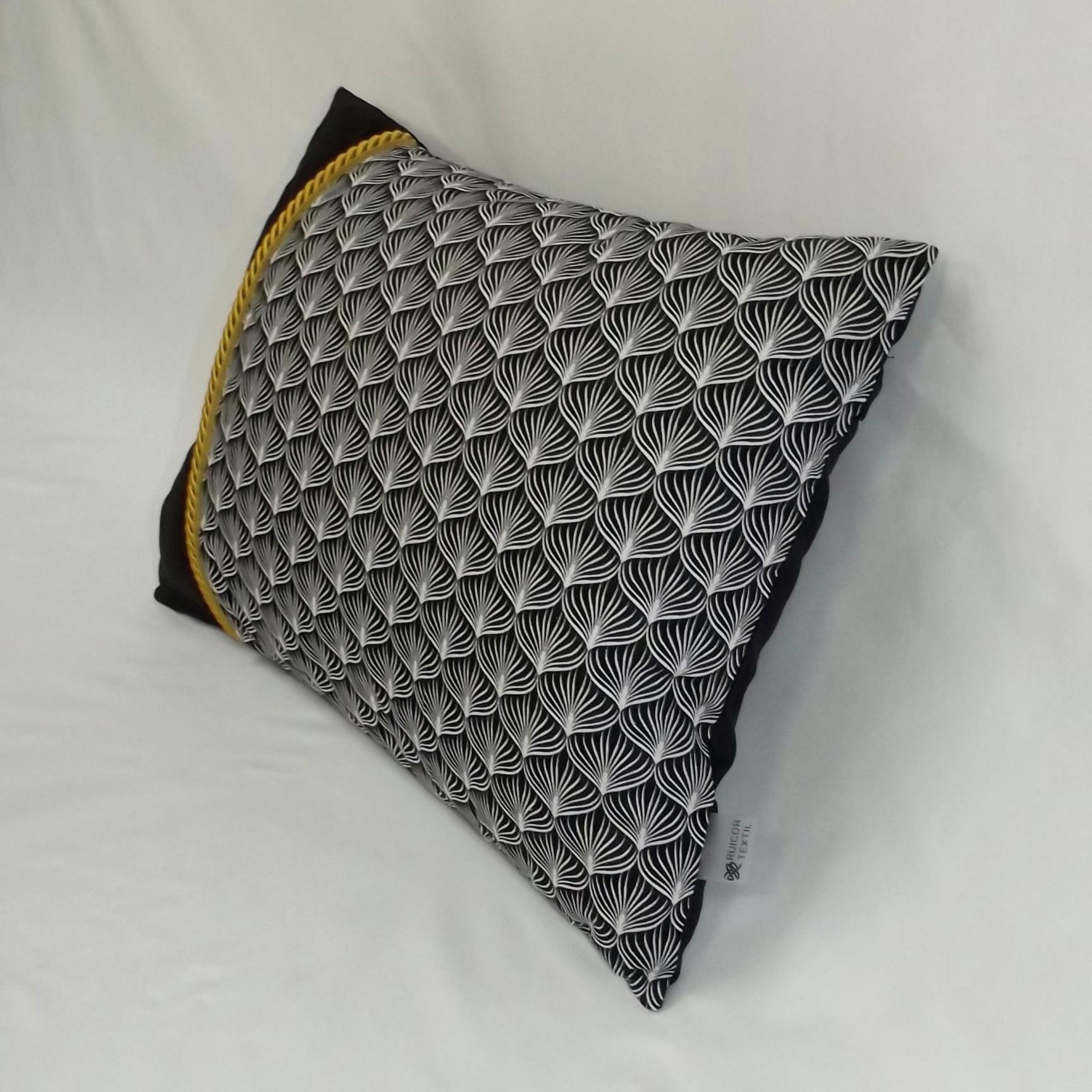 Cojín de Lujo Art Déco Raíz Negro y Oro (50x36 cm) – Con Relleno Incluido