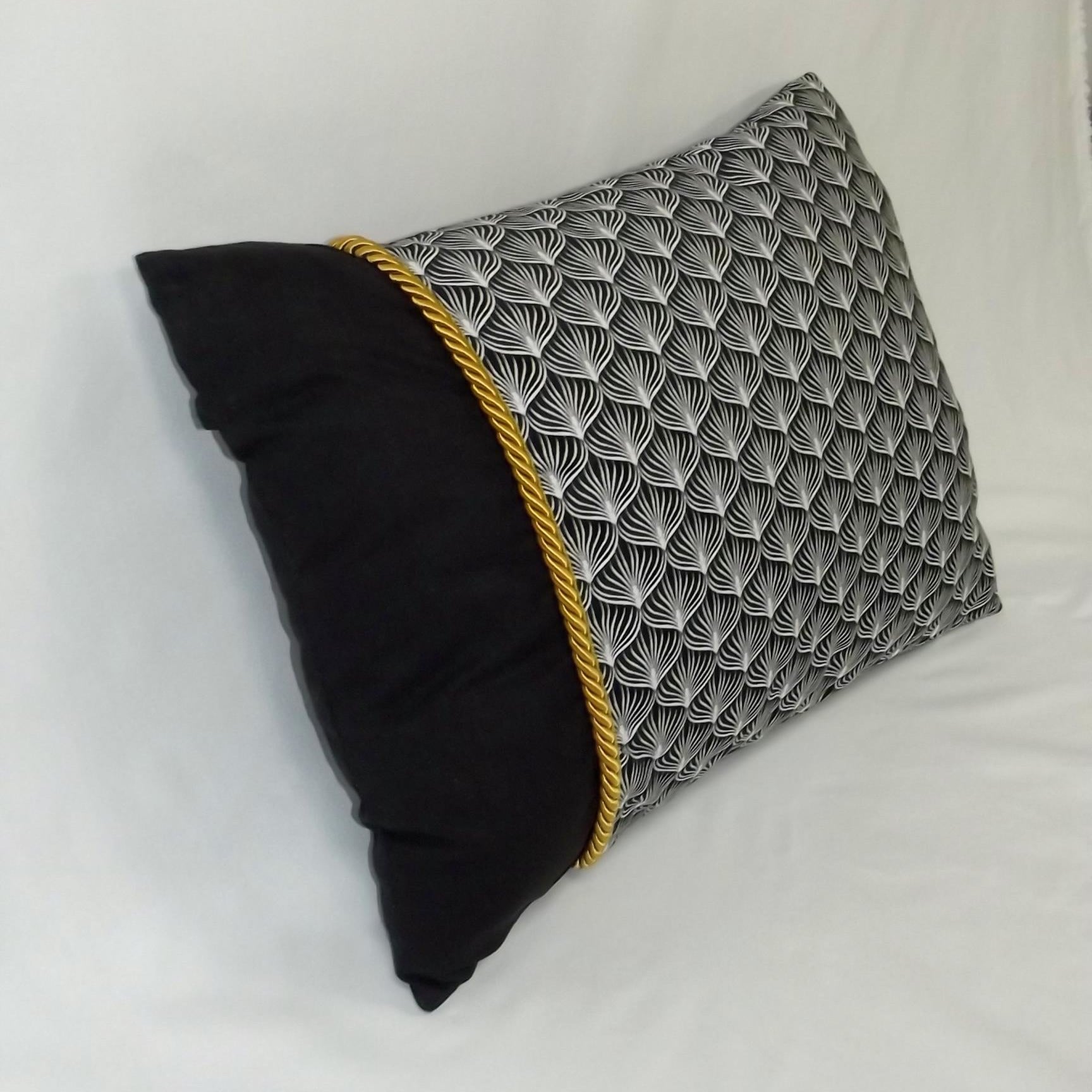 Cojín de Lujo Art Déco Raíz Negro y Oro (50x36 cm) – Con Relleno Incluido