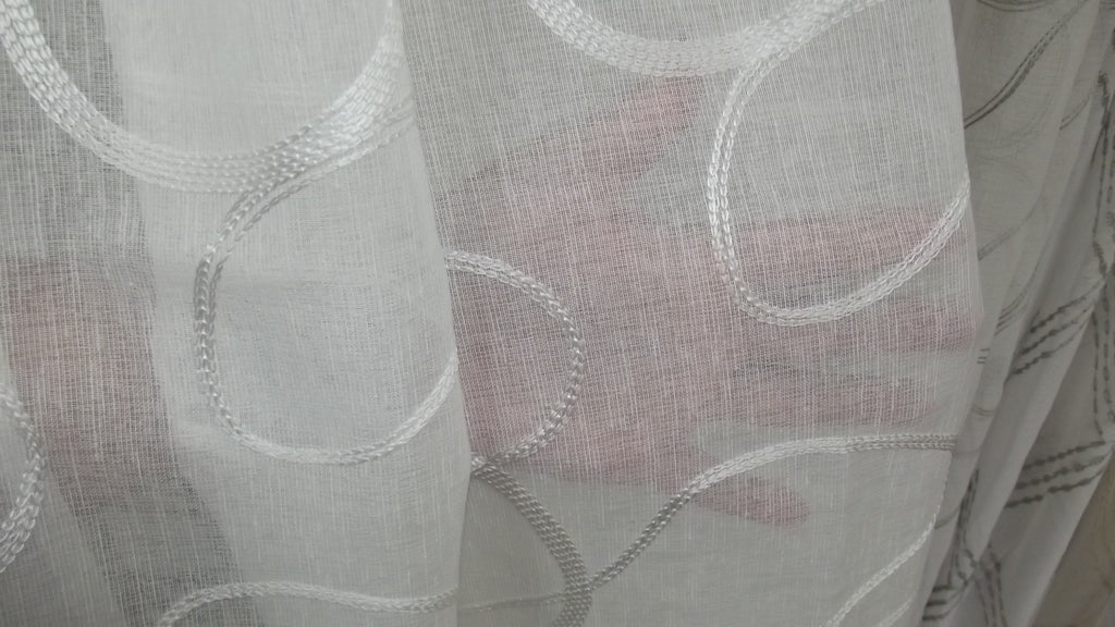 Visillo Chic – Elegancia Bordada y Diseño Contemporáneo de Círculos
