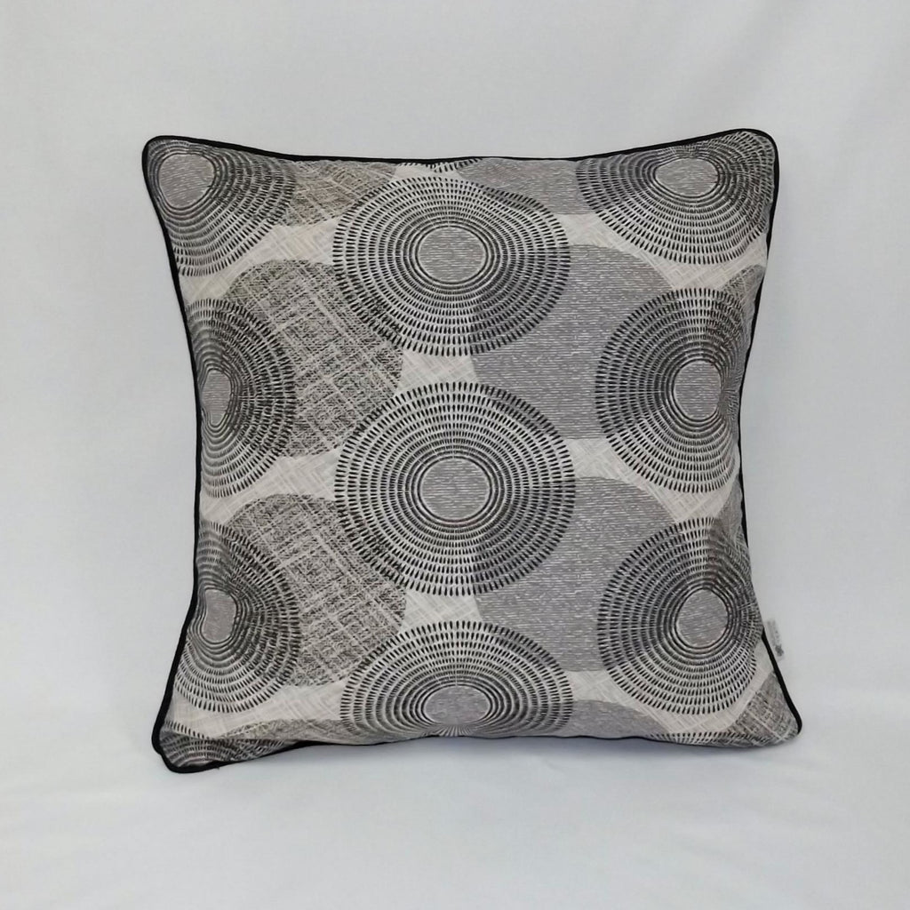 Cojín Premium Twister Gris con Vivo Negro – Elegancia, Contraste y Confort Local