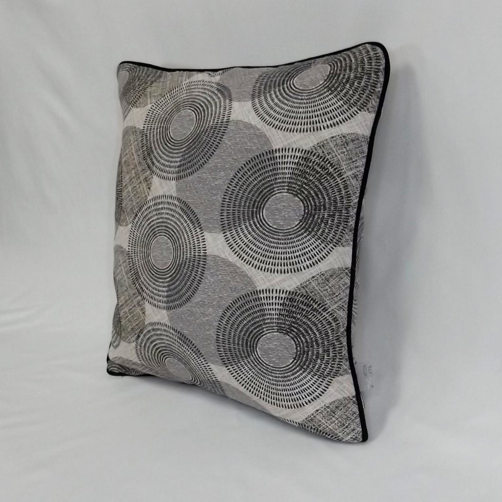 Cojín Premium Twister Gris con Vivo Negro – Elegancia, Contraste y Confort Local
