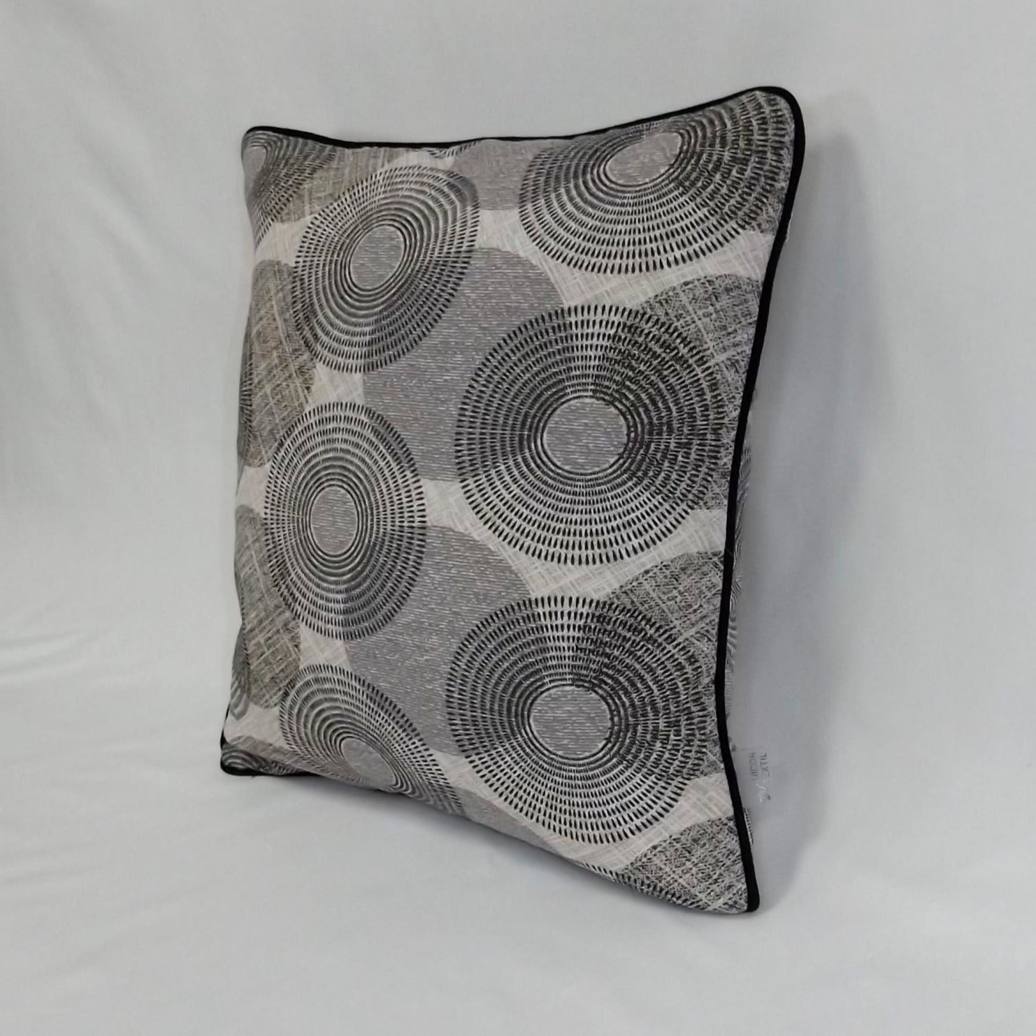 Cojín Premium Twister Gris con Vivo Negro – Elegancia, Contraste y Confort Local