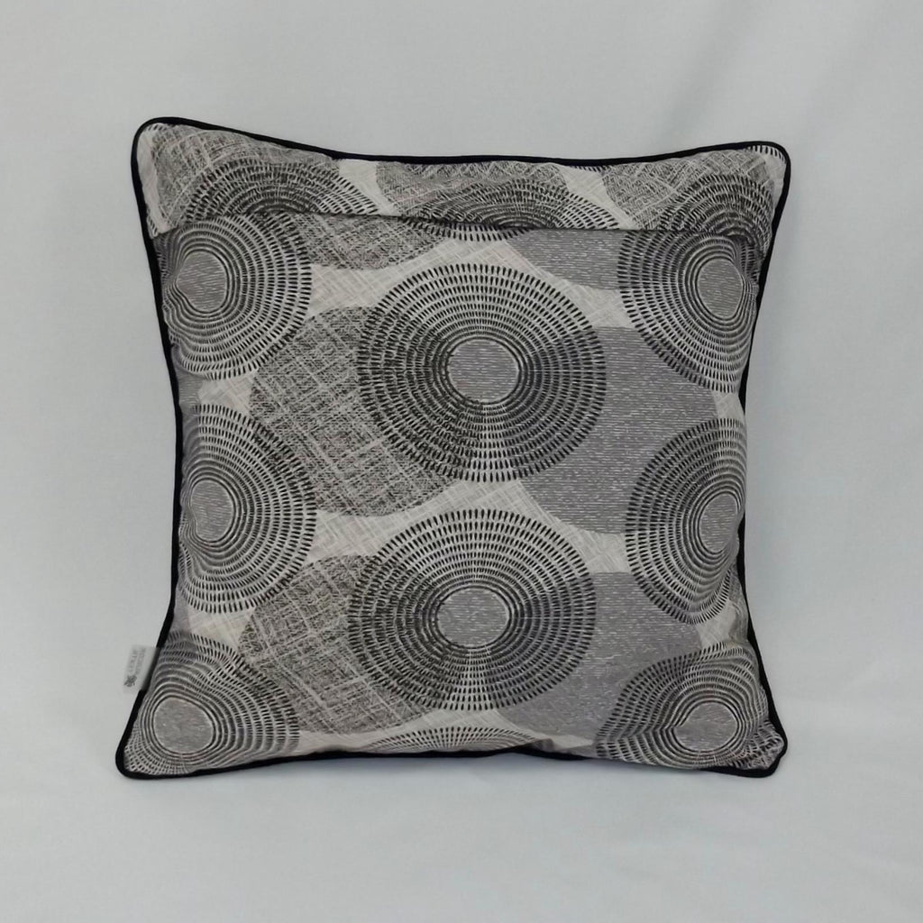 Cojín Premium Twister Gris con Vivo Negro – Elegancia, Contraste y Confort Local