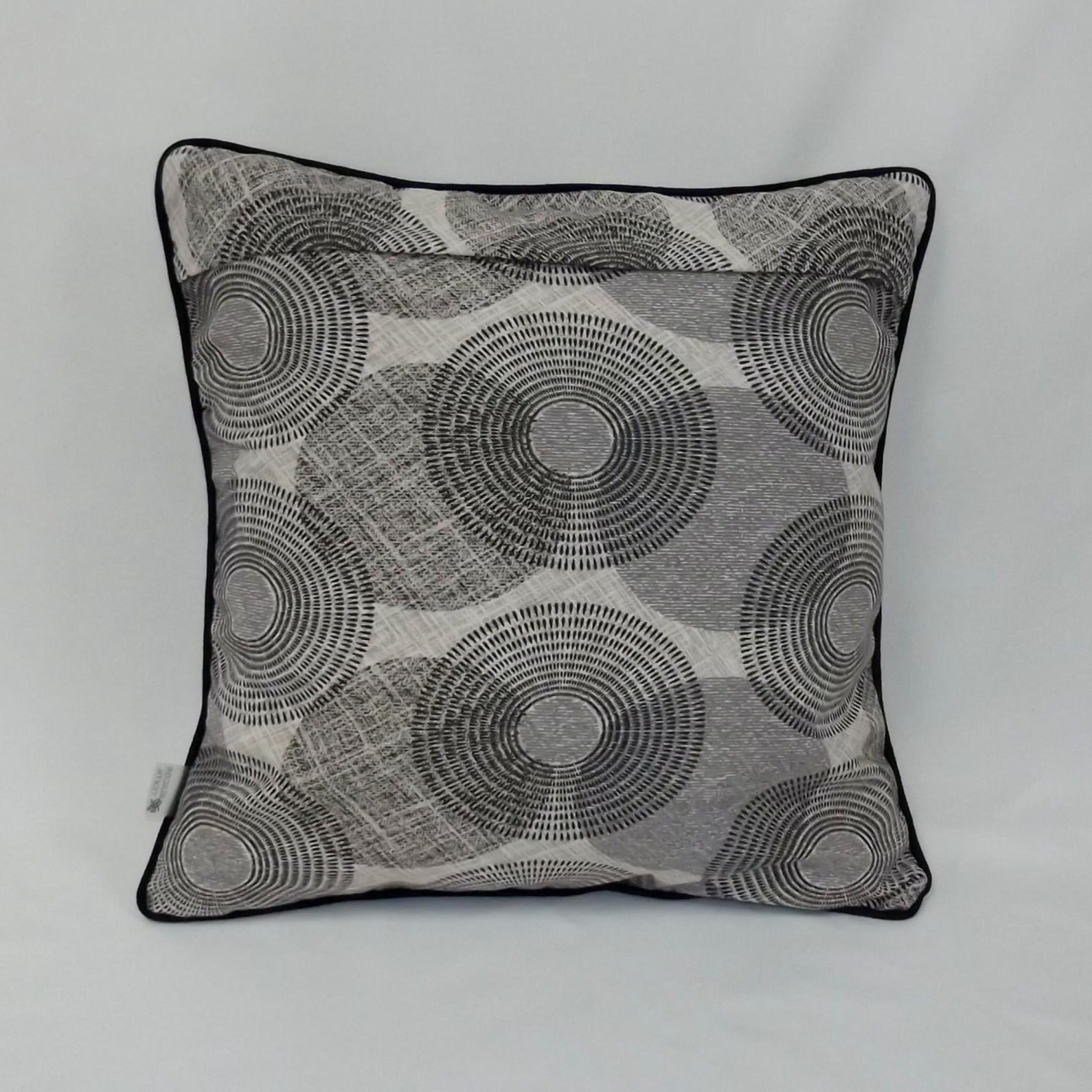 Cojín Premium Twister Gris con Vivo Negro – Elegancia, Contraste y Confort Local