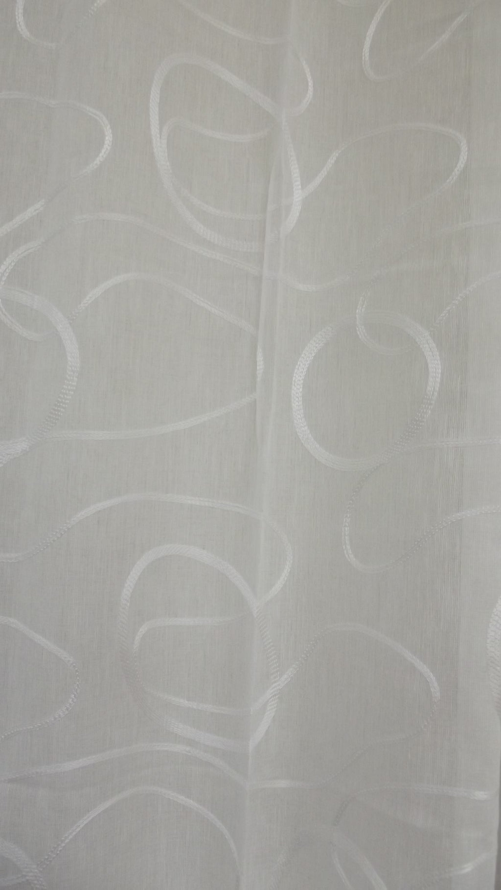 Visillo Chic – Elegancia Bordada y Diseño Contemporáneo de Círculos
