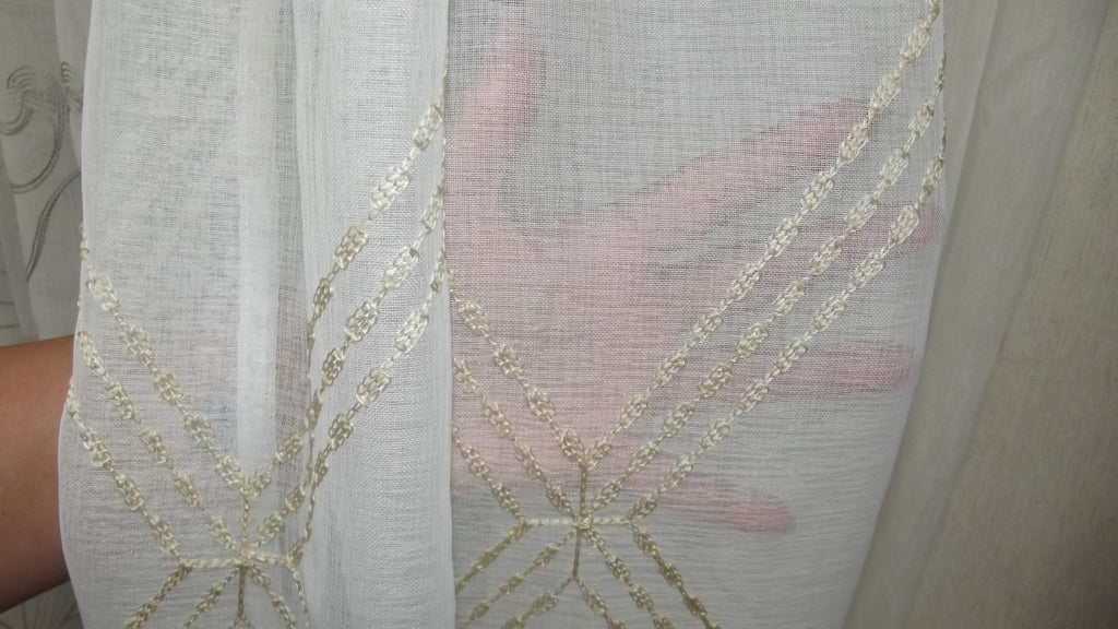 Visillo Gael Beige – Elegancia Bordada y Diseño de Rombos