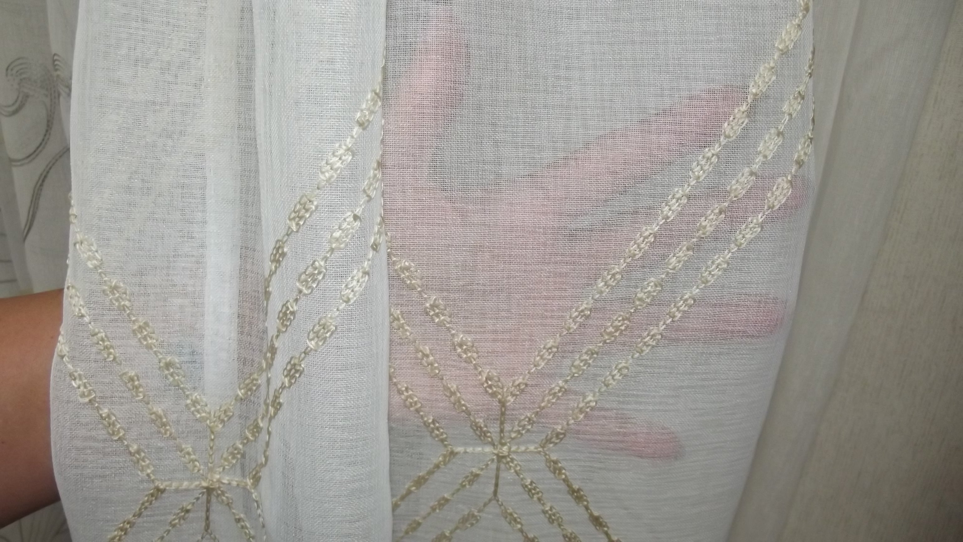 Visillo Gael Beige – Elegancia Bordada y Diseño de Rombos