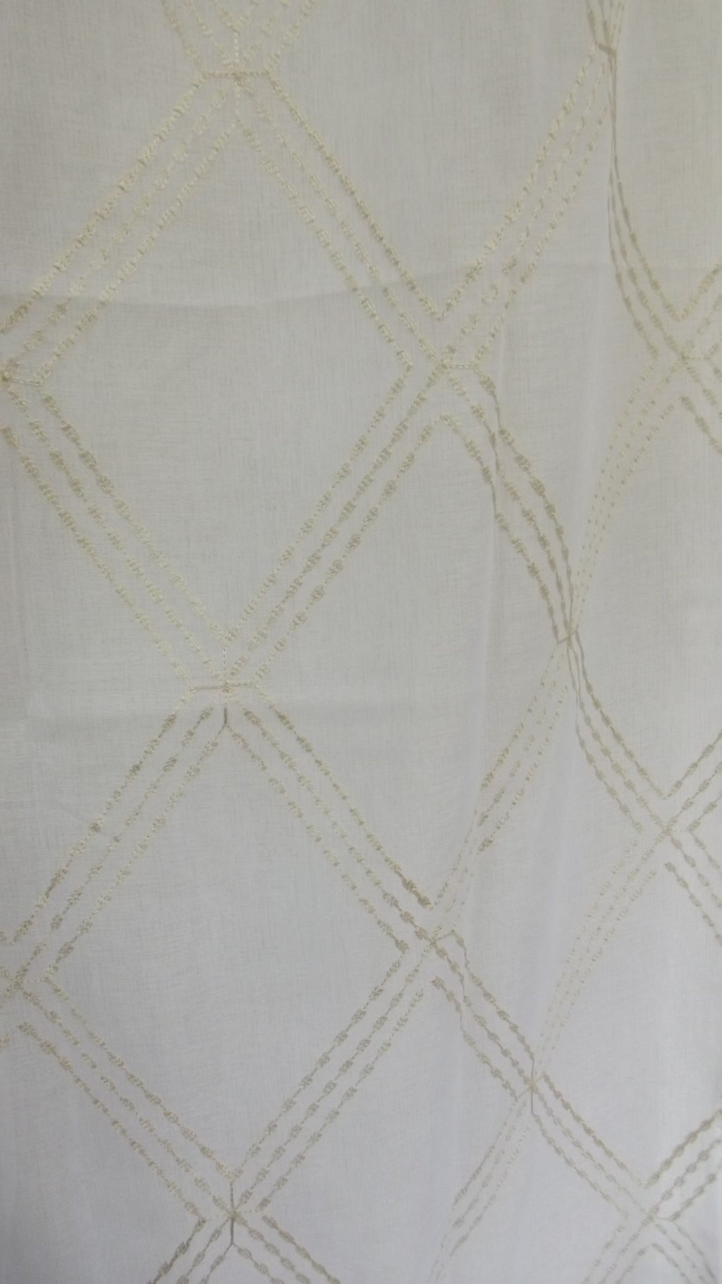 Visillo Gael Beige – Elegancia Bordada y Diseño de Rombos
