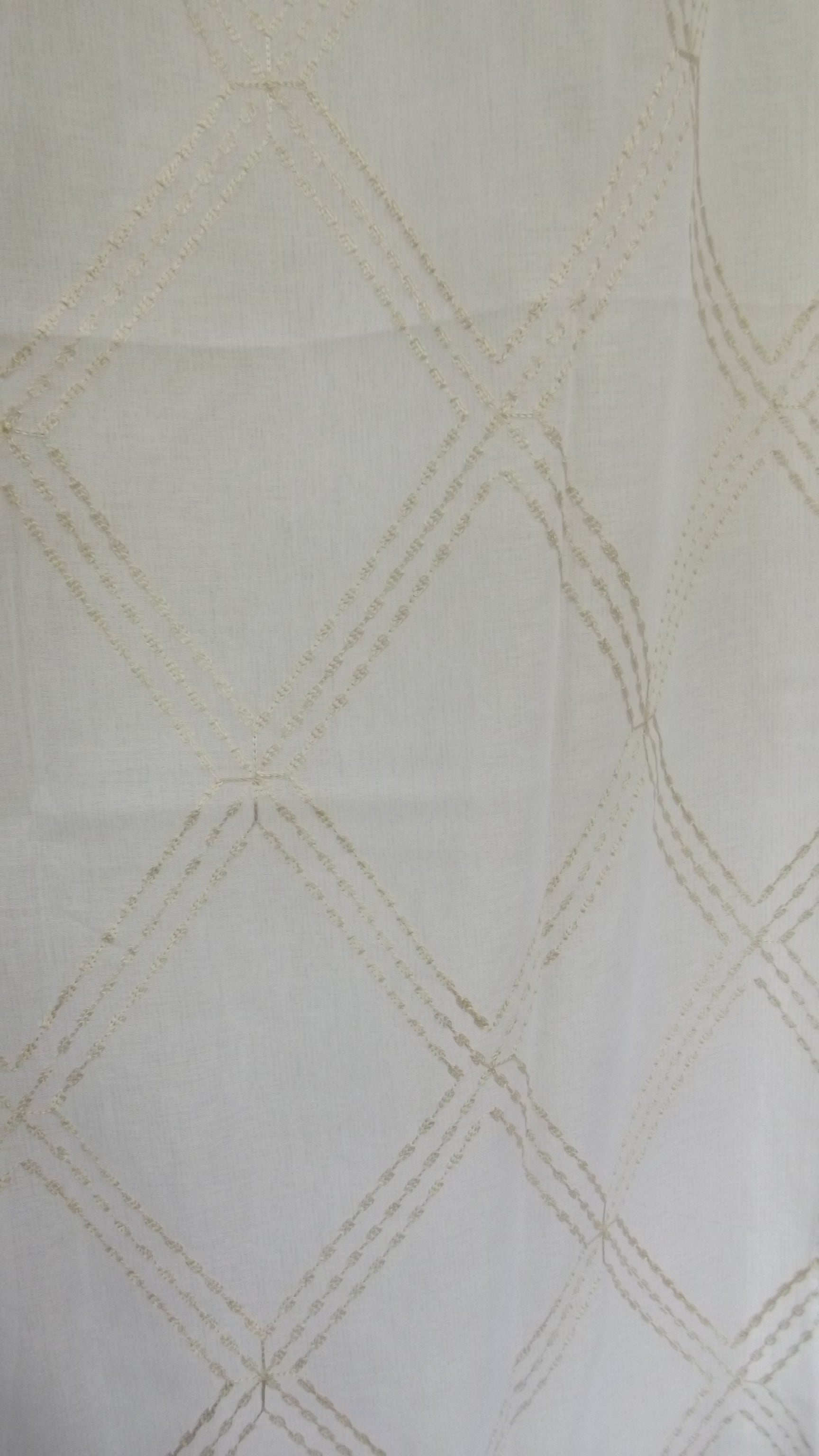 Visillo Gael Beige – Elegancia Bordada y Diseño de Rombos