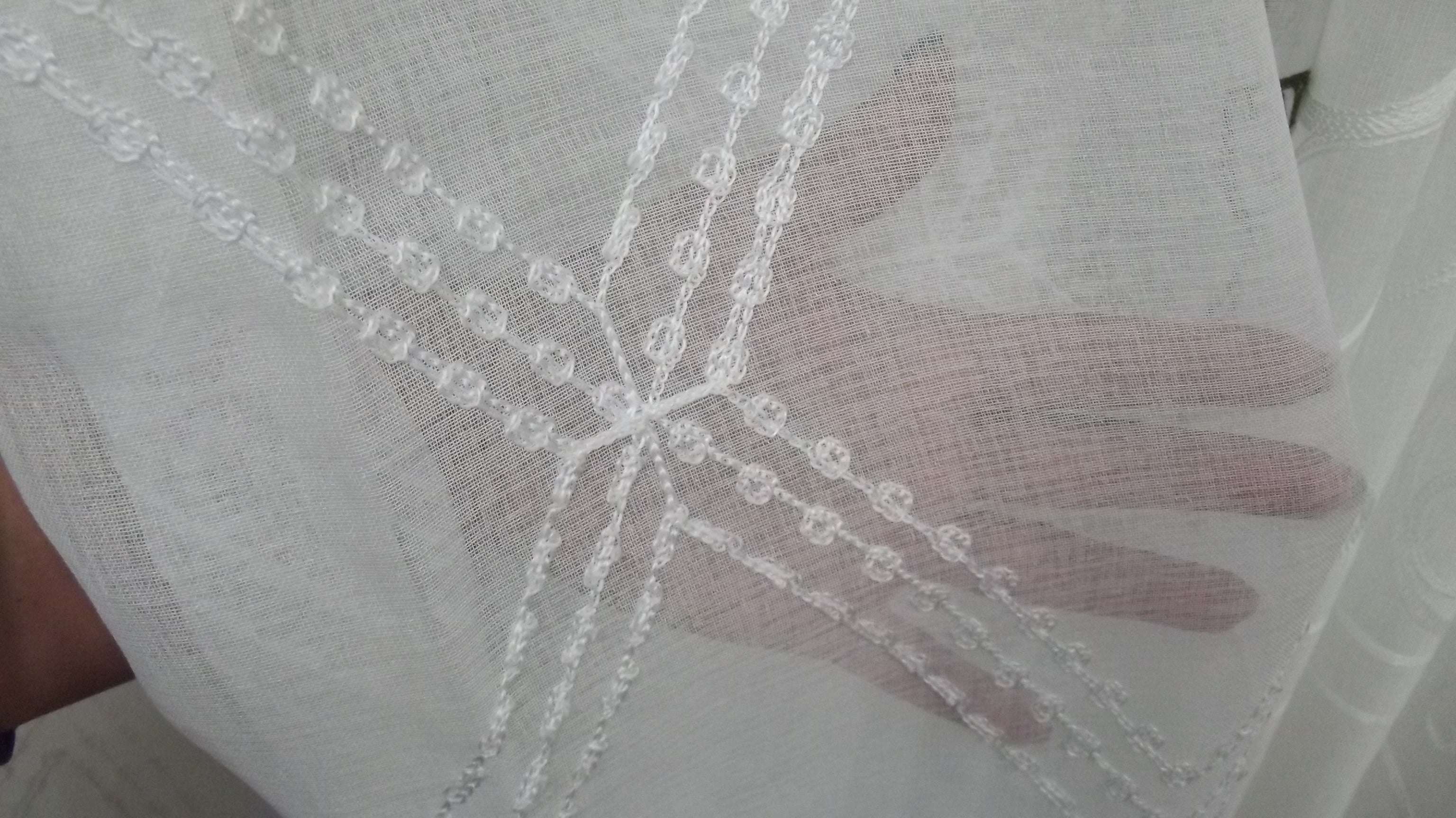 Visillo Gael Blanco – Luminosidad Bordada y Diseño de Rombos (140 x 260 cm)