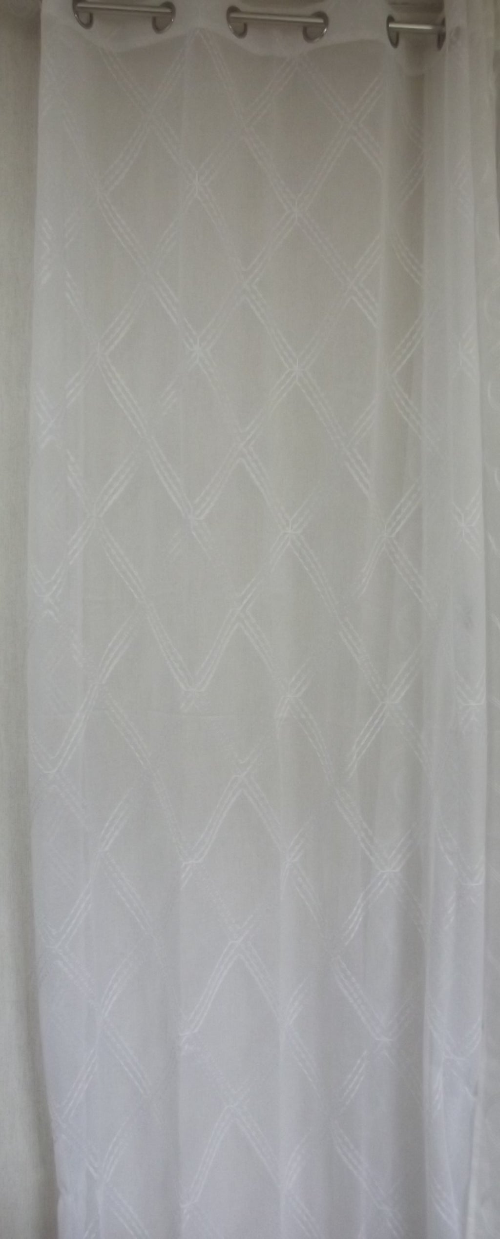Visillo Gael Blanco – Luminosidad Bordada y Diseño de Rombos (140 x 260 cm)