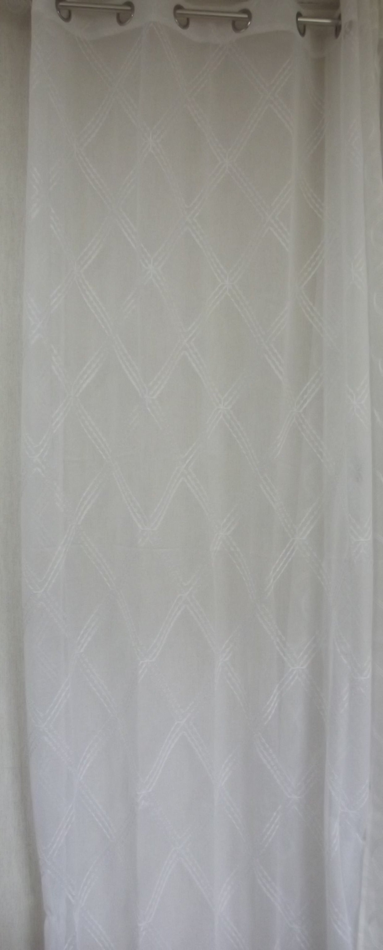 Visillo Gael Blanco – Luminosidad Bordada y Diseño de Rombos (140 x 260 cm)