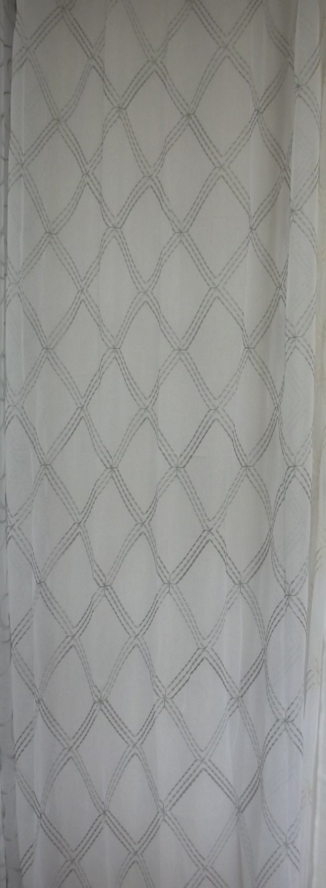 Visillo Gael Gris – Elegancia Moderna y Diseño de Rombos (140 x 260 cm)