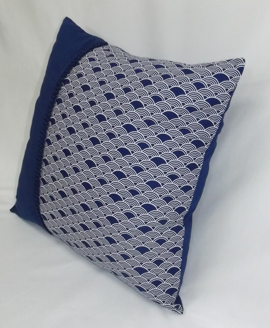 Cojín Combinado Olas Japonesas y Pasamanería Azul 45x45 | Algodón Premium